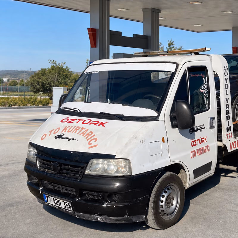 Öztürk Oto Kurtarıcı ekibinin çekici aracıyla sahadaki çalışması