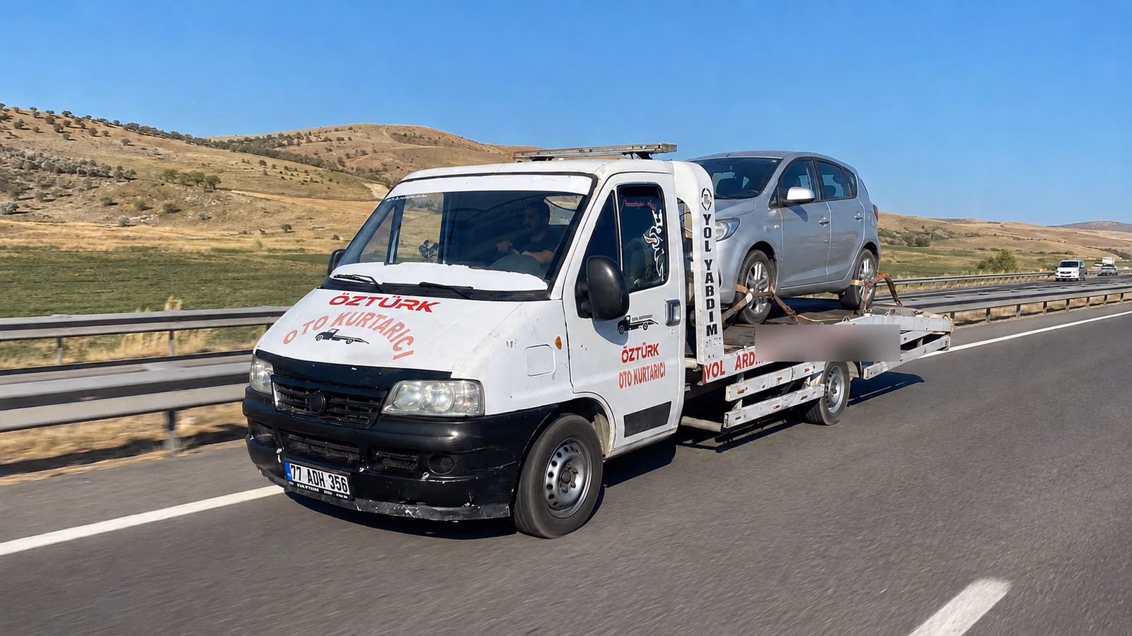 Bursa'da yol kenarında araç kurtarma yapan oto çekici ekibi